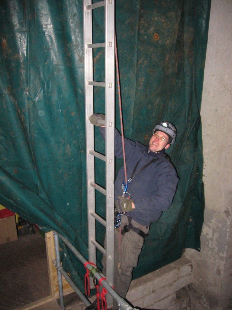 08.02.2013 Werk-Hassmersheim - Treppenhaus 
Aufsteigebungen an Leitern, gesichert mit Steigklemme