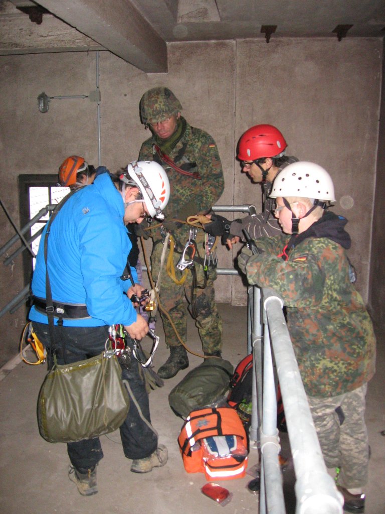 10.11.2012 Rettungsbungen im Werk Hassmersheim. Der erste Retter & Ersthelfer macht sich bereit zum Abstieg.