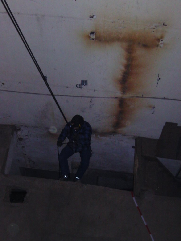 14.02.2011 Abseilbungen bei Nacht in der  Alten Malzfabrik . Abseilen in den Kellerschacht. Startpunkt war das Stahltrgergerst, danach kam die Bodenluke.