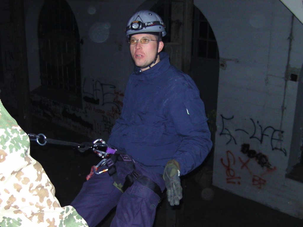 14.02.2011 Abseilbungen bei Nacht in der  Alten Malzfabrik . Abseilen an der 4 Meter Wand.