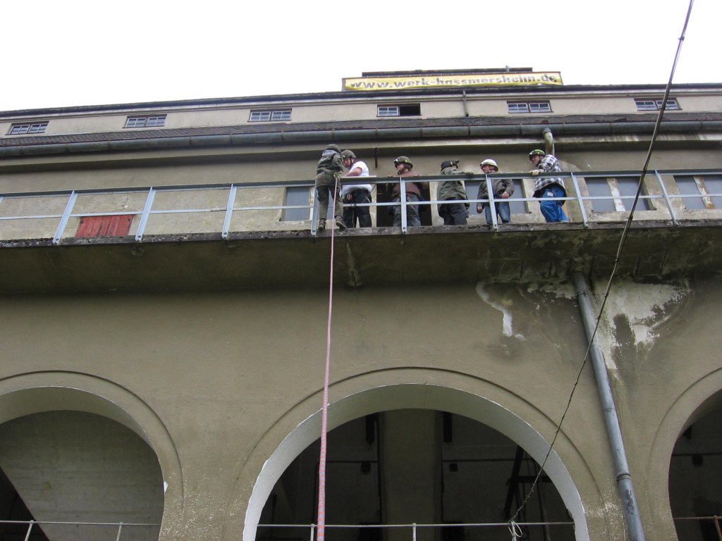 16.04.2011 Seilsportliche bungen im & am  Werk-Hassmersheim . Freies Abseilen (ohne Wand) ber 10 Meter an der Balkonade.