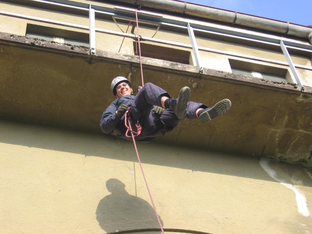 16.04.2011 Seilsportliche bungen im & am  Werk-Hassmersheim . Freies Abseilen (ohne Wand) ber 10 Meter an der Balkonade.