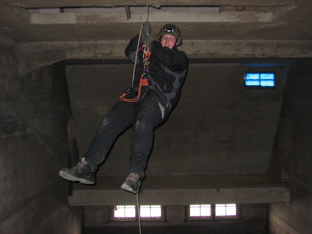 19.03.2011 Seilsportliche bungen in der  Alten Malzfabrik  in Hamersheim. Abseilen durch eine Malzschtte im Silobau.