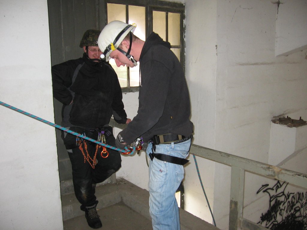 19.03.2011 Seilsportliche bungen in der  Alten Malzfabrik  in Hamersheim. Abseilen an der 4 Meter Wand.