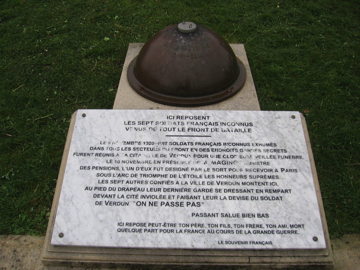 04.05.2019 Urbex Spezial 
Frankreich - Verdun
Necropole Nationale
 Faubourg Pavè 
Gedenkplatte zur Errichtung 
dieses zentralen Friedhofes