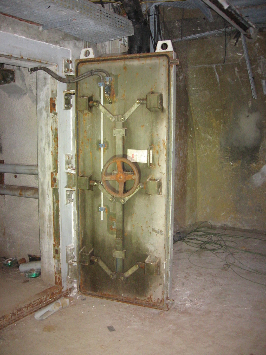 05.05.2019 Urbex Spezial - Frankreich
 Bunker 281 
Schleusentor von innen