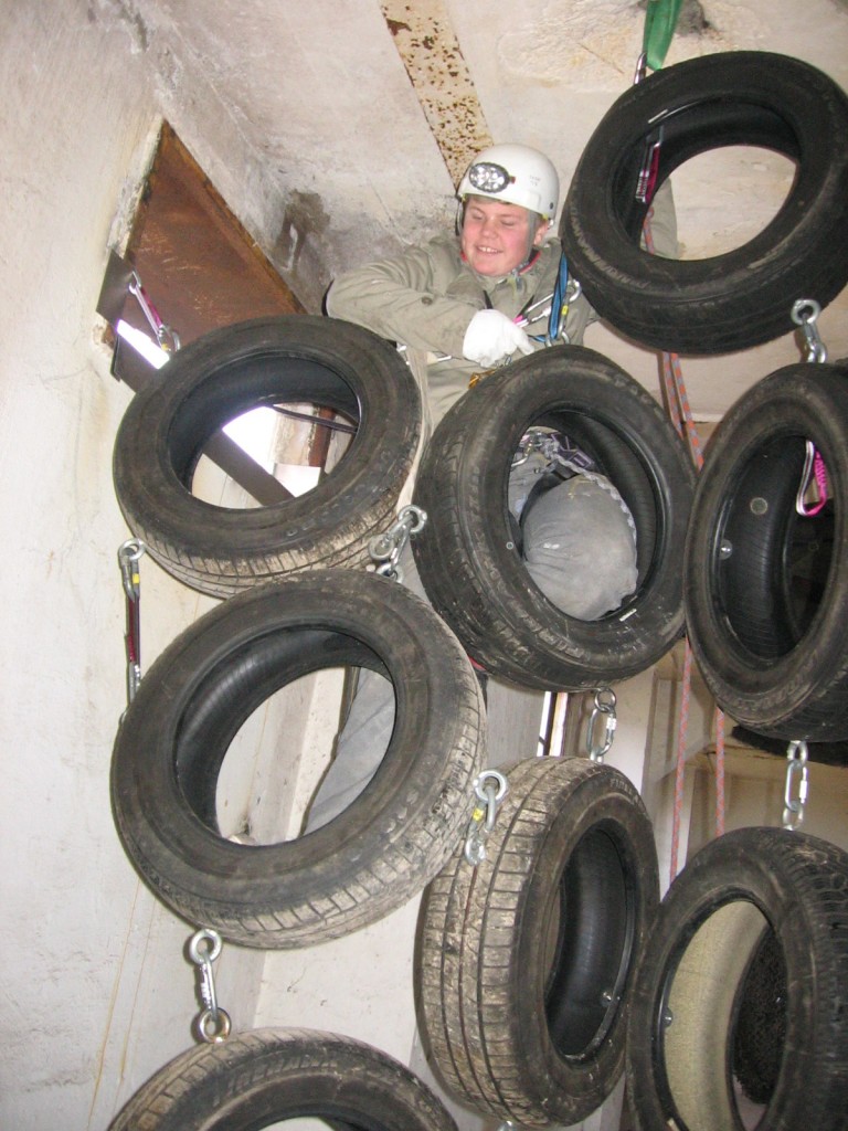 07.02.2016 Urban Exploring im Werk
Station: Hanging Tires
Bewältigen des Hindernis aus PKW-Reifen