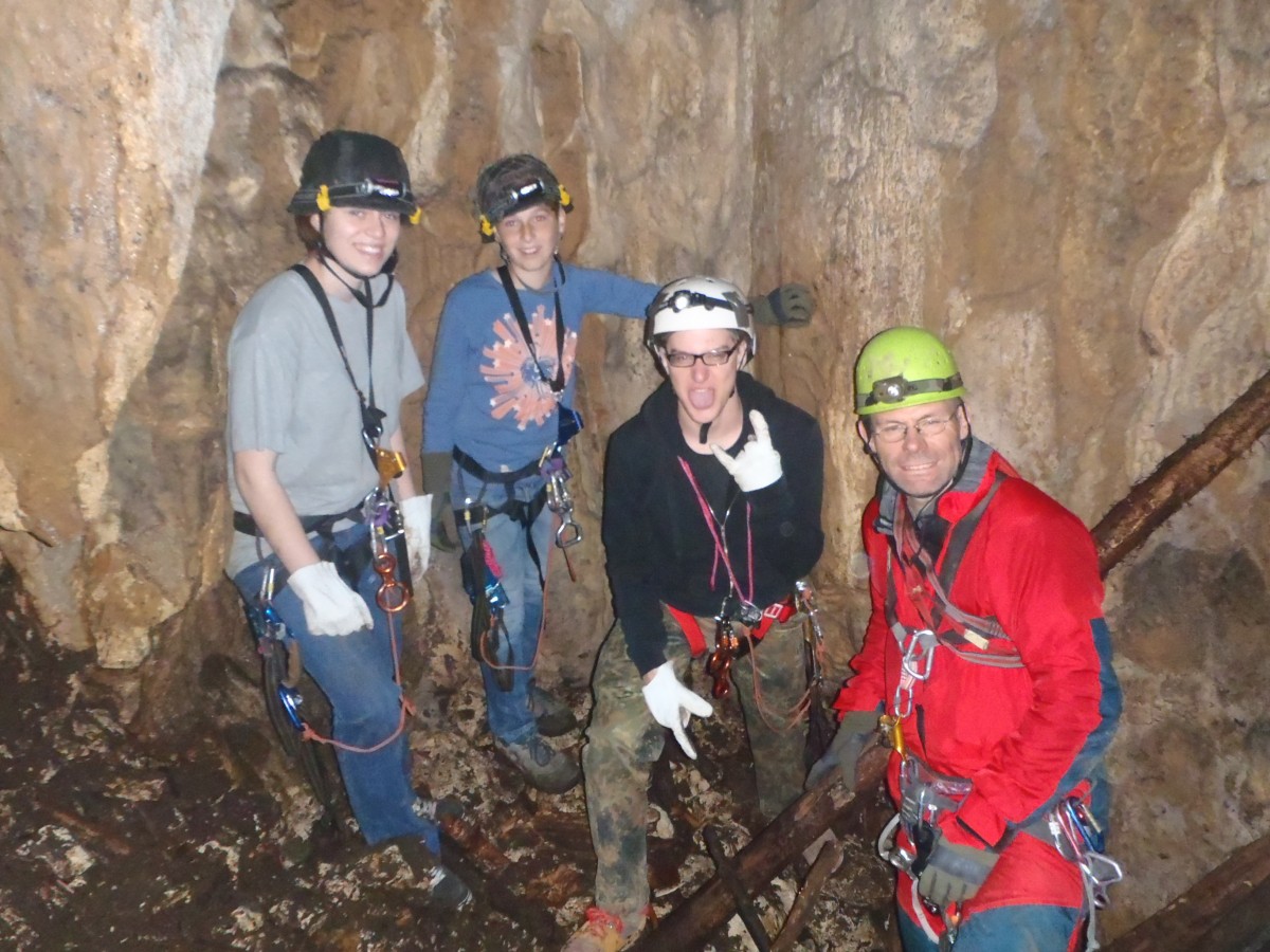 07.06.2014 Schachthöhle Adernzopf in Emerfeld
Am tiefsten Punkt der Höhle angelangt.