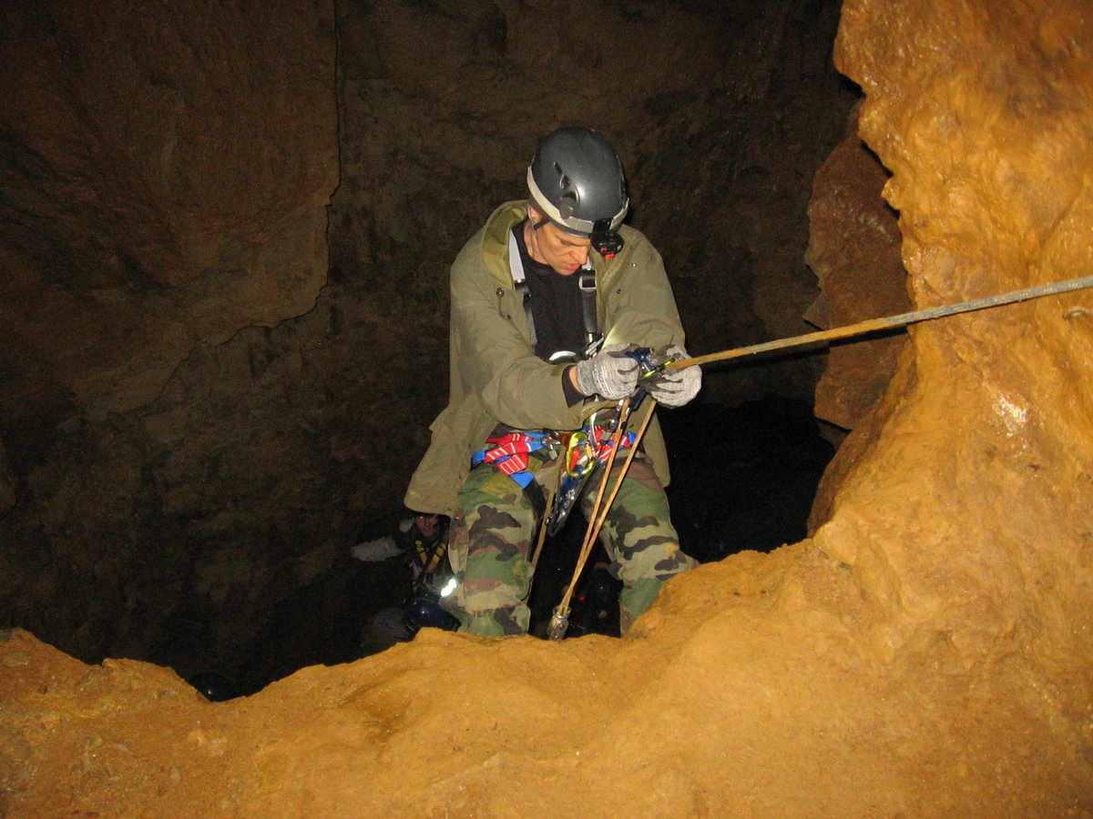 12.01.2019 Mundus subterraneus
Befahrung Grube  X 
Seilsportlicher Abschnitt
Dierk steigt hier mittels Hand- &
Bruststeigklemmen auf. Er nutzt 
seine Version einer Petzl  Pompe .