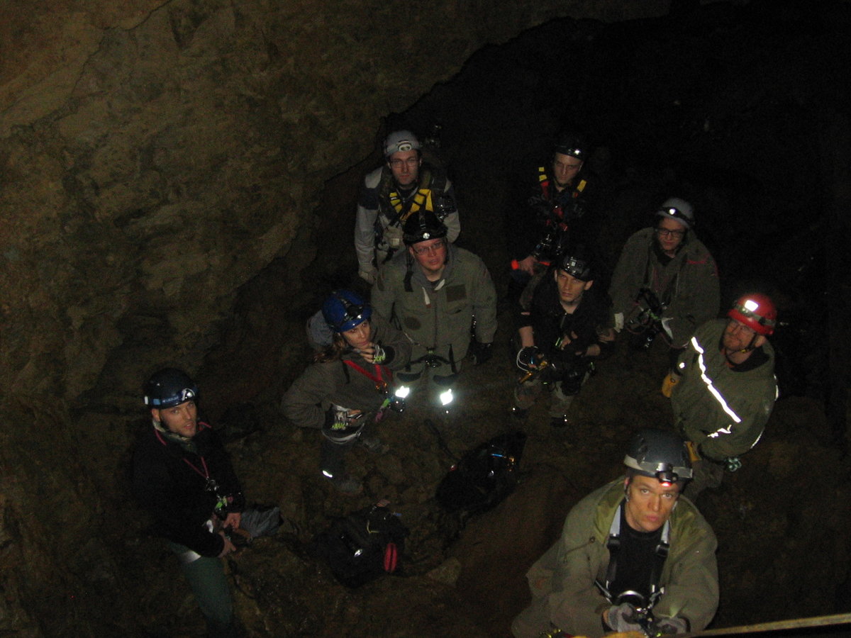 12.01.2019 Mundus subterraneus
Befahrung Grube  X 
Team  Abstieg  am Sammelpunkt
Dierk steigt hier bereits auf