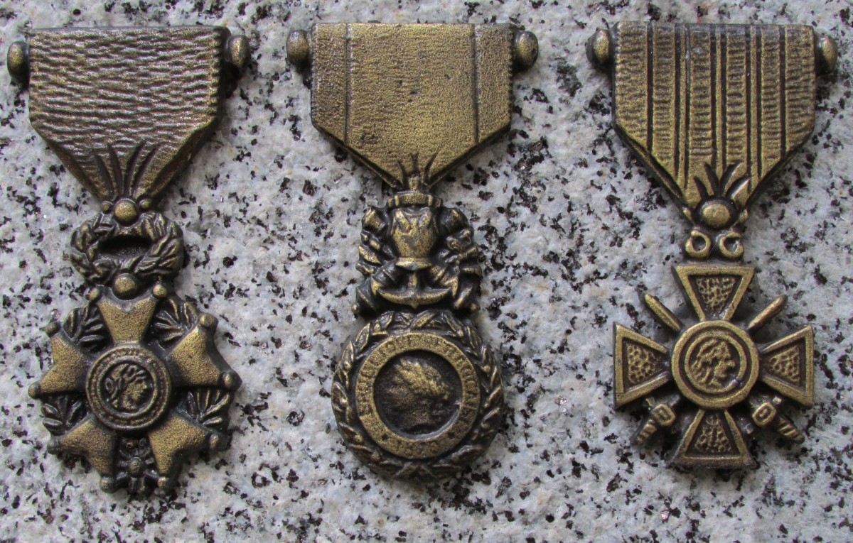 19.09.2015 Urbex - Spezial: Nekropolis
 Friedhof - Père Lachaise - Paris 
Grabstätte eines Soldaten
 Ordensspange 