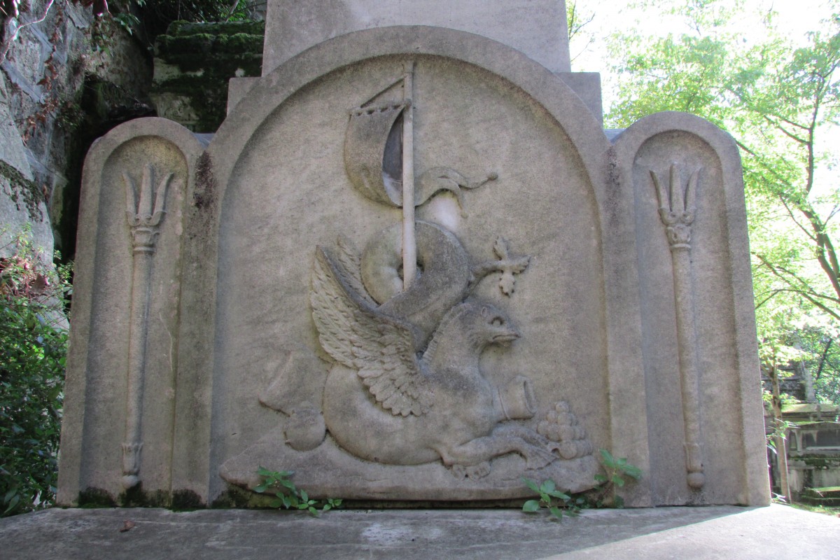 19.09.2015 Urbex - Spezial: Nekropolis
 Friedhof - Père Lachaise - Paris 
Relief auf der Grabstätte eines Soldaten
 Seeungeheuer 