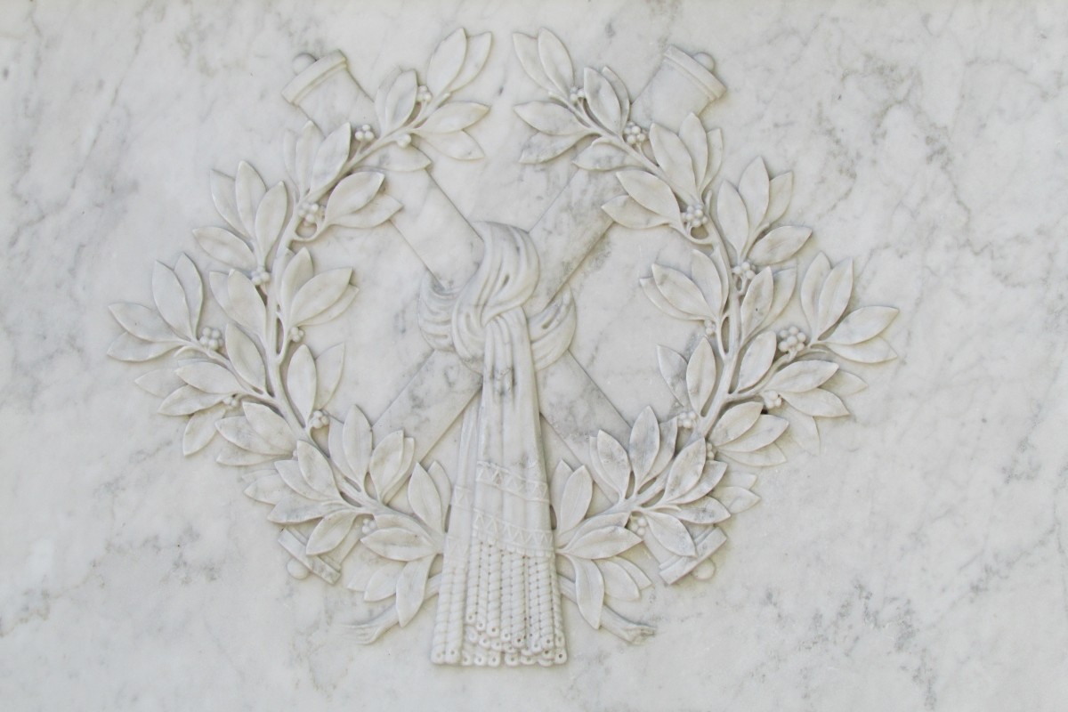 19.09.2015 Urbex - Spezial: Nekropolis
 Friedhof - Père Lachaise - Paris 
Relief auf der Grabstätte eines Soldaten
 Lorbeerkranz 