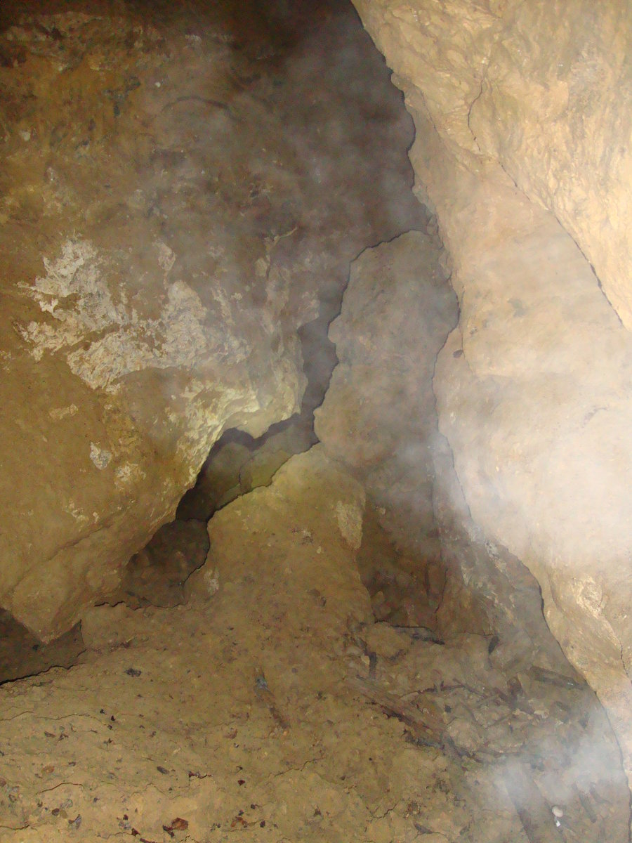 23.07.2017 Untertage Abenteuer auf der Kuppenalb
Der Blick in die Höhle - an Ende dieser Strecke
befindet sich eine weitere ca. 10 Meter lange
ca. 5 Meter breite und ca. 3 Meter hohe Halle.