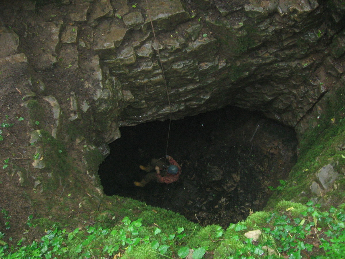 25.06.2016 Mundus subterraneus
Grotte de la Malatier - Frankreich
Peter steigt nach Art der Baumpfleger auf.