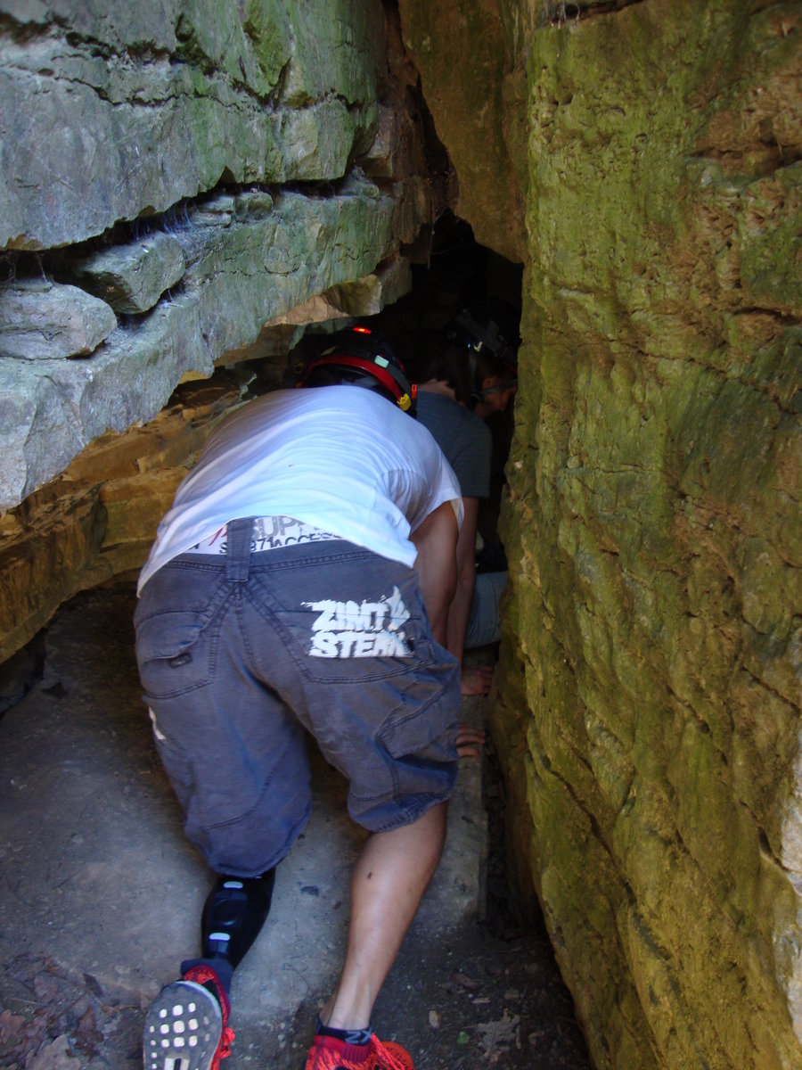 28.05.2017 Felsengarten Hessigheim
Höhlentechnische Übungen - Befahren der Felsengartenhöhle
Höhlen Spezial - Gastteilnehmer
Zustieg in die Höhle von der anderen Seite
(Es handelt sich hier ja um eine Schacht- & Durchgangshöhle)