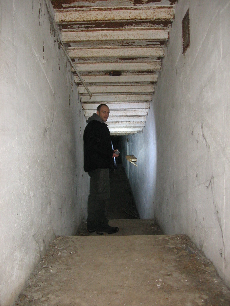 29.02.2020 Urbex Spezial 
 Bunker & Geister  - Teil 2
Die Kaserne im Wald ...
Zugangstunnel zu den  Bombensicheren  Unterkünften