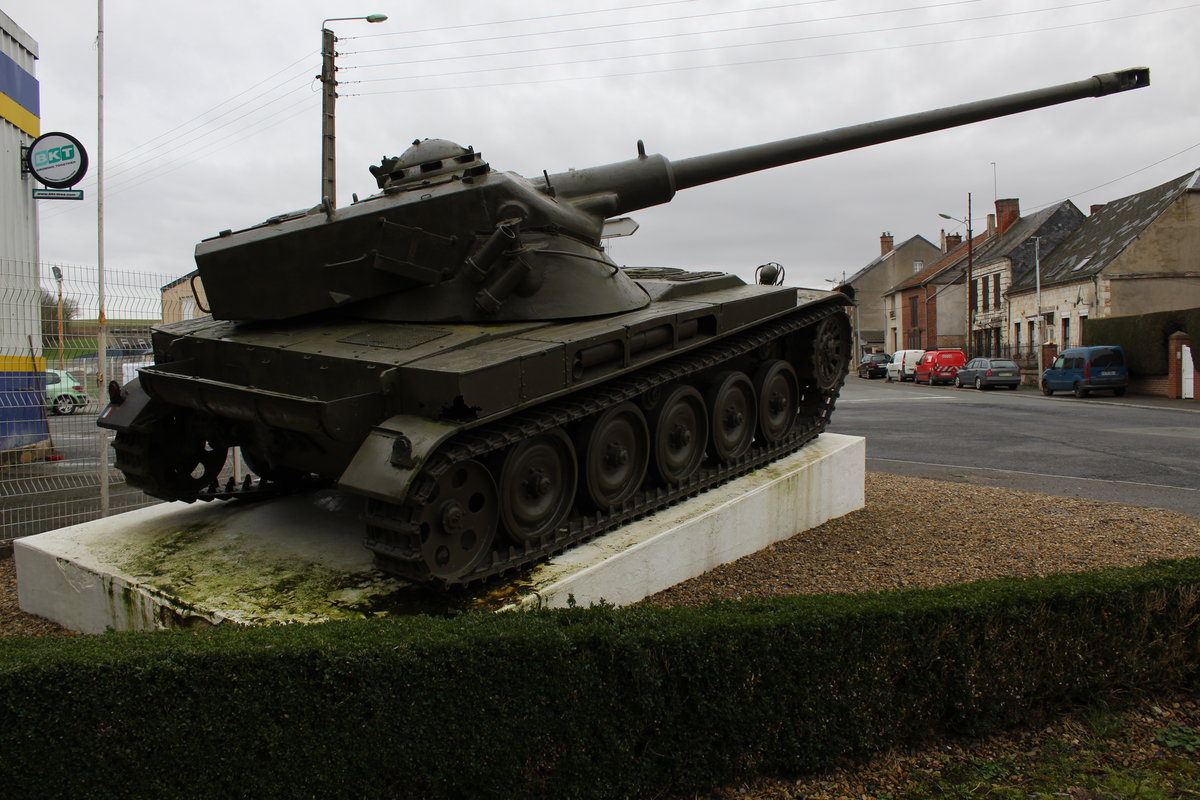 29.02.2020 Urbex Spezial 
 Bunker & Geister  - Teil 2 
Auf dem Weg zu Ziel Nummer zwei ...
Auf dem Podest steht ein leichter französischer AMX-13 Panzer. 
Diese Baureihe wurde allerdings erst nach dem zweiten Weltkrieg 
entworfen und wurde von 1952 bis in die 1980 Jahre produziert. 
(Einer von 7615 Exemplaren)
