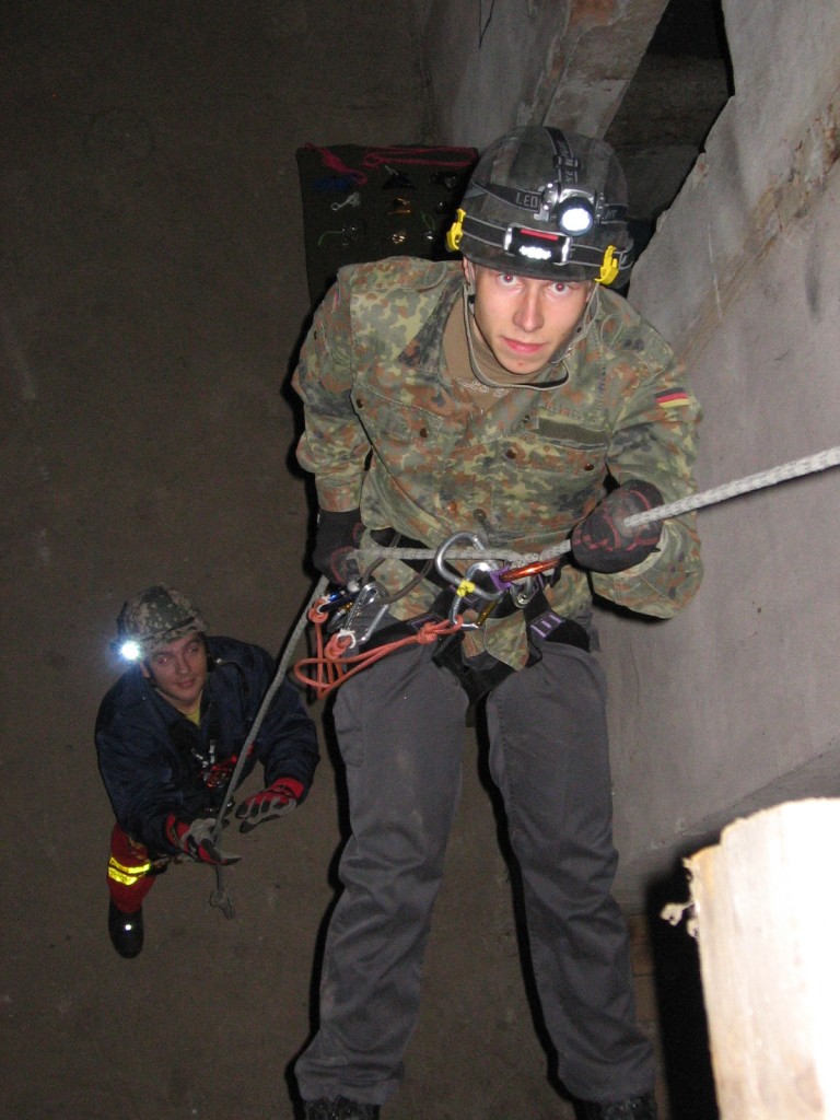 29.10.2013 Werk Hassmerheim
Seilsportliche bungen bei Tag und Nacht
fr Einsteiger und fr Fortgeschrittene.
Abseilbungen von der 6 Meter Ebene.