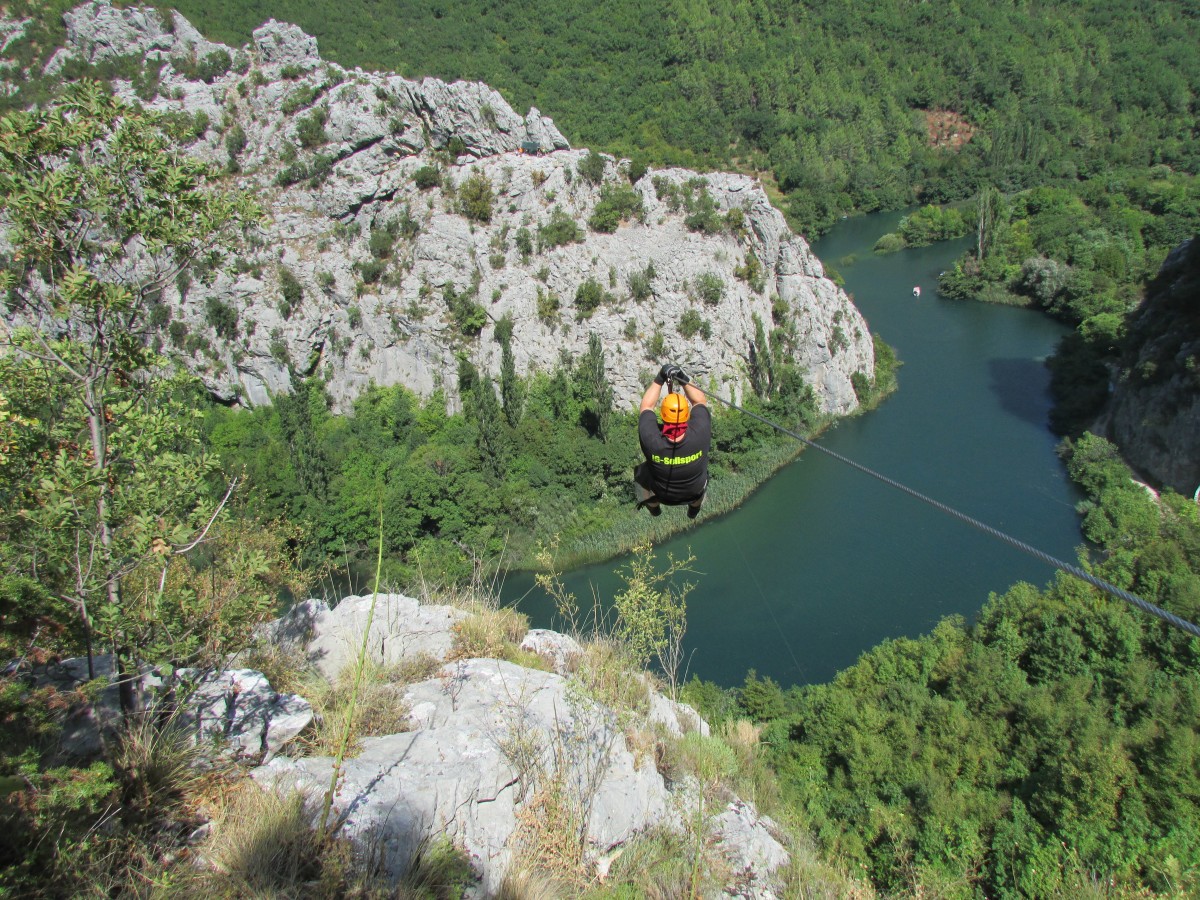 30.08.2013 Omis, Dalmatien/Kroatien, Zip-Line (Drahtseilbahn)
Bildfolge: 3/8 Noch ber den Felsen