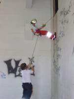07.05.2011 Werk-Hassmersheim: Seilsportliche bungen mit Helfern des DRK vom OV-Rosenberg, Abseilen an der 4 Meter Wand mit Fensterausstieg