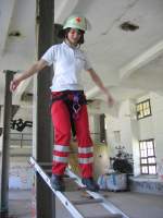 07.05.2011 Werk-Hassmersheim: Seilsportliche bungen mit Helfern des DRK vom OV-Rosenberg, Gleichgewichtsbung auf einer Leiter