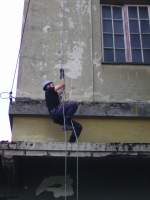 12.06.2011 Werk-Hassmersheim: Aufsteigebungen am 35 Meter Turm, Abseilbungen unter Einsatz von Atemschutzmasken bei vernebeltem Gebude.