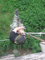 28.07.2011 Seilsportliche bungen am und im  Werk-Hassmersheim . Aufsteigen mit Mitlaufsicherung an einer Strickleiter ber 10 Meter an der Balkonade. 
