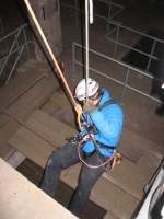 10.11.2012 Rettungsbungen im Werk Hassmersheim. Der erste Retter seilt, von oben durch das Rettungsteam gesichert, ab. Dieser fhrt ein Seil im Seilsack sowie div. Erste-Hilfe Materialien mit. 