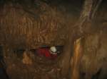 27.09.2014 Grotte de la Malatier / Frankreich  Engstelle oder Schluf  Schluf bezeichnet eine Engstelle in einer Höhle oder in   einem Höhlensystem, die ein Höhlenforscher in der Regel  
