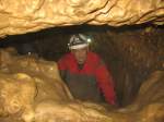 27.09.2014 Grotte de la Malatier / Frankreich
Schlufstelle
In einigen Schlufen kann man auf allen vieren krabbeln. 
Wird der Schluf niedriger, muss gerobbt werden.
