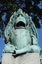 19.09.2015 Urbex - Spezial: Nekropolis   Friedhof - Père Lachaise - Paris   Bronzeskulptur auf der Grabstätte eines Soldaten   Helm und Harnisch 