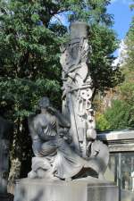19.09.2015 Urbex - Spezial: Nekropolis   Friedhof - Père Lachaise - Paris   Skulptur auf Grabstätte   Seefahrer 