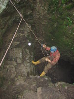 25.06.2016 Mundus subterraneus  Grotte de la Malatier - Frankreich  Peter steigt nach Art der Baumpfleger aus.