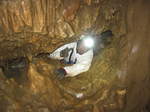 29.04.2017 Urbex Spezial   Mundus subterraneus  - Grotte de la Malatier  Ab durch den ersten Schluf - Akram  Kamerad Sven ist bereits durchgeschlupft und   nimmt die Ruck- und Schleifsäcke