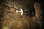 29.04.2017 Urbex Spezial   Mundus subterraneus  - Grotte de la Malatier  Nacheinander gehen alle Seilsportler über  diese Passage.