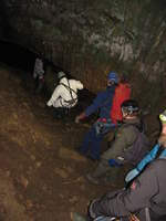 29.04.2017 Urbex Spezial   Mundus subterraneus  - Grotte de la Malatier  Sven führt zuerst die gesammte Gruppe an.
