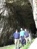 30.04.2018 Urbex Spezial in Frankreich
 Grotte de Chateau de la Roche 
Das Befahrteam am heutigen Tage:
Klaus, Lukas und Dominik.
Wie klein man doch im Vergleich 
zu diesem Höhleneingang ist.