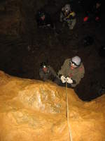 12.01.2019 Mundus subterraneus
Befahrung Grube  X 
Seilsportlicher Abschnitt
Tom steigt nach Art der  Höhlenforscher  auf.
Hierzu nutzt er eine Bruststeigklemme sowie
eine Handsteigklemme mit Fußtrittschlinge.