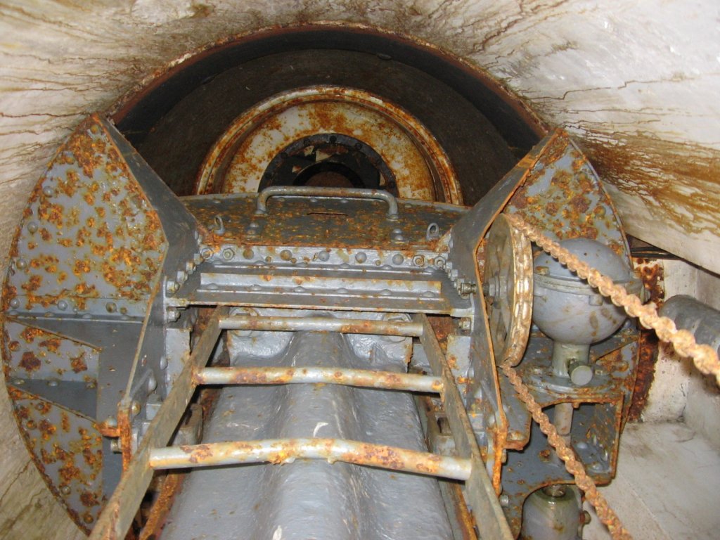 06.07.2013   Der Simserhof  
Artilleriefestung der Maginotlinie 
Blick von unten in eine Beobachterkuppel