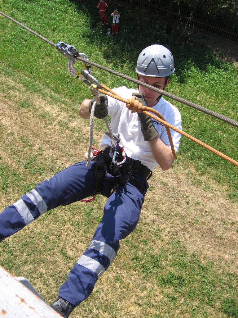 07.05.2011 Werk-Hassmersheim: Seilsportliche bungen mit Helfern des DRK vom OV-Rosenberg, 50 Meter Drahtseilbahn