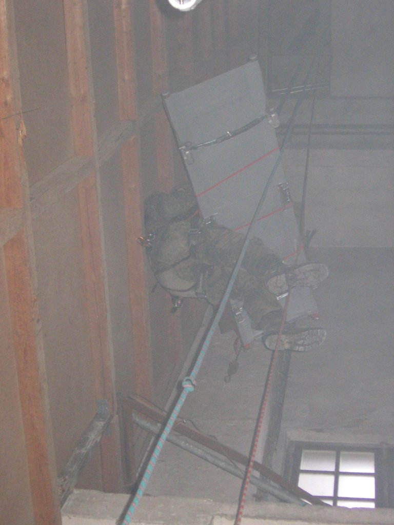 10.11.2012 Rettungsbungen im Werk Hassmersheim. Hier kommt der Patient mit seinem Begleiter durch unseren  Nebel des Grauens .