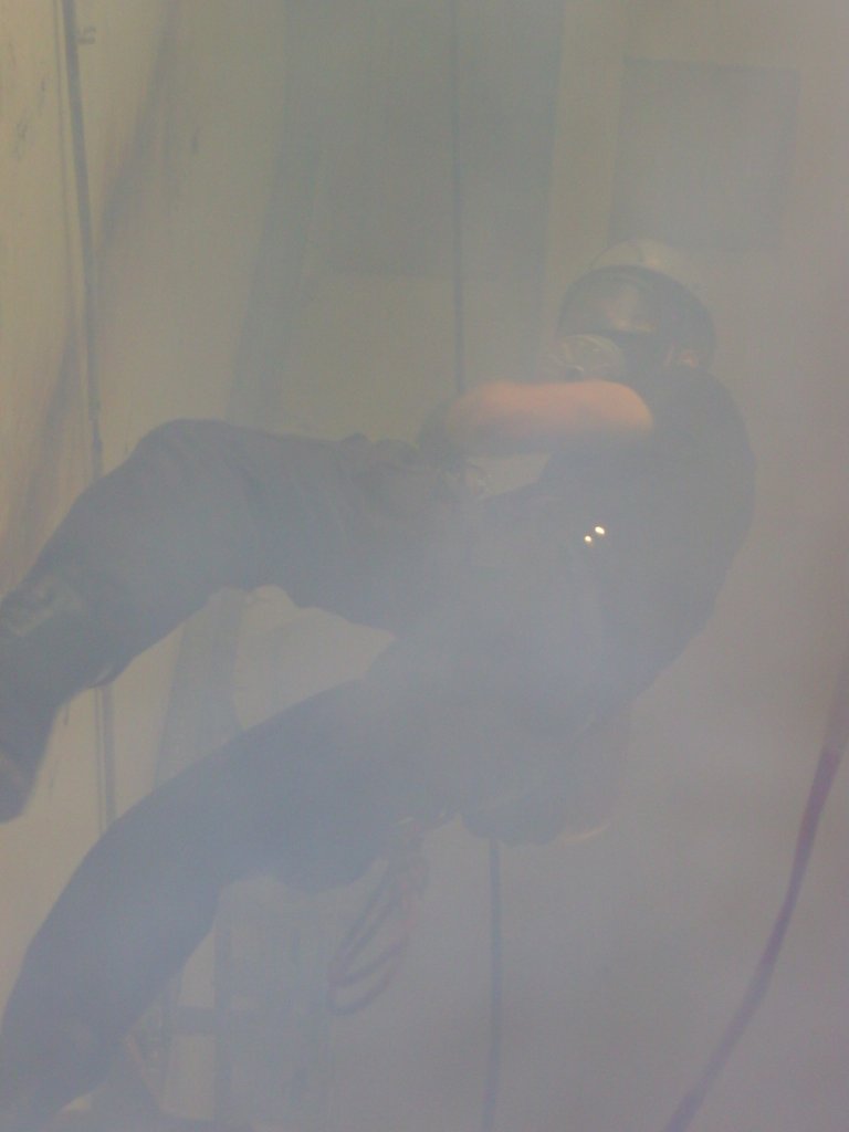 12.06.2011 Werk-Hassmersheim: Aufsteigebungen am 35 Meter Turm, Abseilbungen unter Einsatz von Atemschutzmasken bei vernebeltem Gebude. 