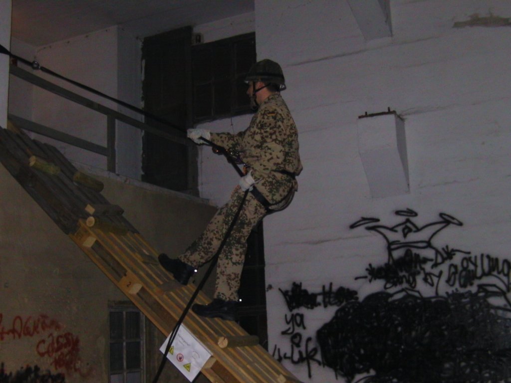 14.02.2011 Abseilbungen bei Nacht in der  Alten Malzfabrik . Abseilen am Klettergerst.