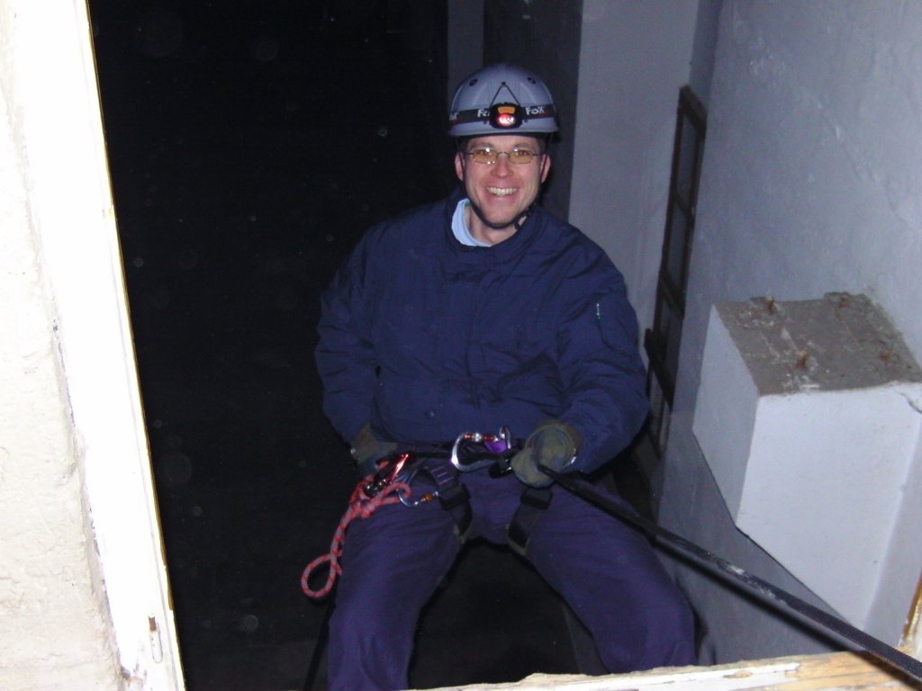 14.02.2011 Abseilbungen bei Nacht in der  Alten Malzfabrik . Abseilen an der 4 Meter Wand mit Fensterausstieg.
