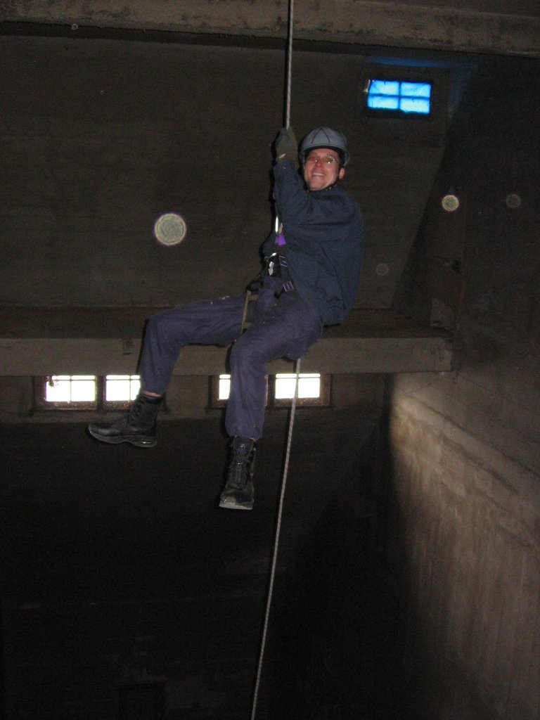 19.03.2011 Seilsportliche bungen in der  Alten Malzfabrik  in Hamersheim. Abseilen durch eine Malzschtte im Silobau.