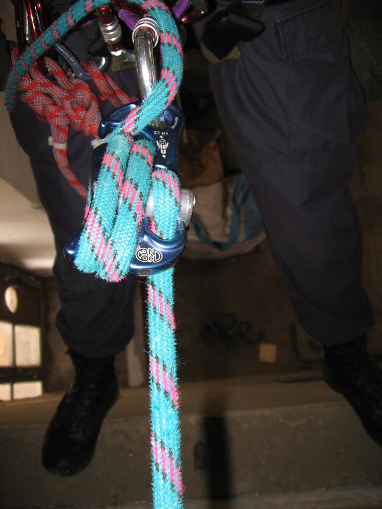 19.03.2011 Seilsportliche bungen in der  Alten Malzfabrik  in Hamersheim. Abseilen an der 4 Meter Wand mit dem  Kong Hydrobot .
