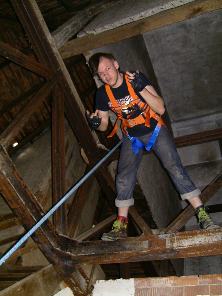 21.05.2009 Abseilbungen an & in der  Alten Malzfabrik  in Hamersheim. Houserunning am 4 Meter Stahltrgergerst.