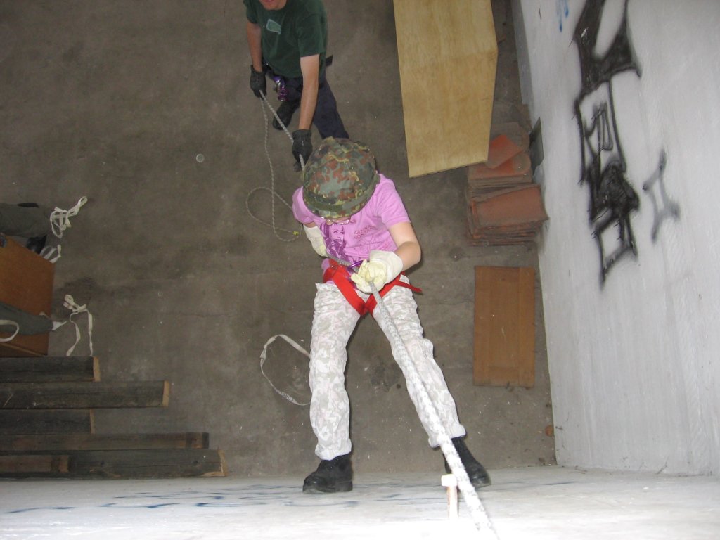 25.06.2009 Abseilbungen an & in der  Alten Malzfabrik  in Hamersheim. Abseilen ber 4 Meter mit Fensterausstieg