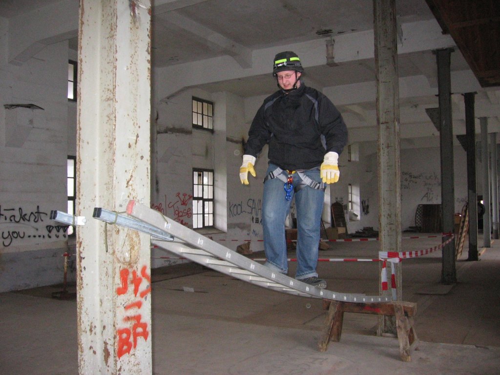 26.03.2010  Alte Malzfabrik  Hamersheim: Gleichgewichtsbungen, Leiterspezial, technischer Aufstieg am Seil